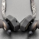 Detalle del acabado anti arañazos de los auriculares